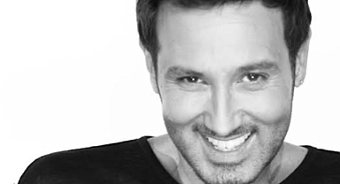 Ünlü sanatçı Metin Arolat geçirdiği kalp krizi sonucu hayatını kaybetti.