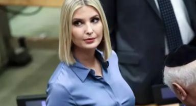 Ivanka Trump okyanusta dalgalarla mücadele etti
