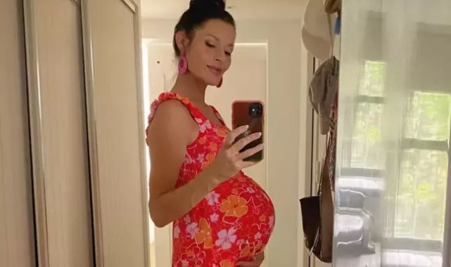 Ünlü oyuncu 47 yaşında yedinci kez anne oldu