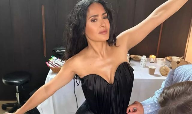 58 yaşında ama gören 30 zannediyor! Salma Hayek'ten bikinili dans performansı