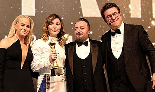 Gonca Vuslateri... YILIN EN İYİ KADIN OYUNCUSU SEÇİLDİ!