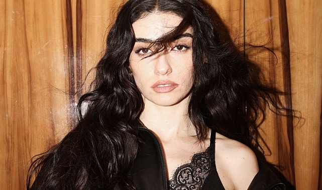 GEÇTİĞİMİZ YILIN ‘STİL SAHİBİ KADIN OYUNCUSU’ HAZAR ERGÜÇLÜ ELLE STYLE AWARDS 2026 SAHNESİNDE BU KEZ ÖDÜL TAKDİM ETTİ