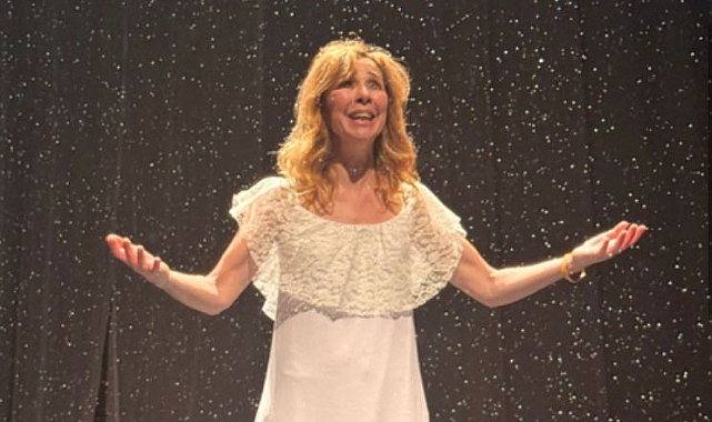 İNCİ TÜRKAY LONDRA PRÖMİYERİNDE AYAKTA ALKIŞLANDI 