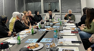 ISTAF YENİ GENEL MERKEZİ’NDE ONURSAL BAŞKAN RAVZA KAVAKCI KAN’I AĞIRLADI